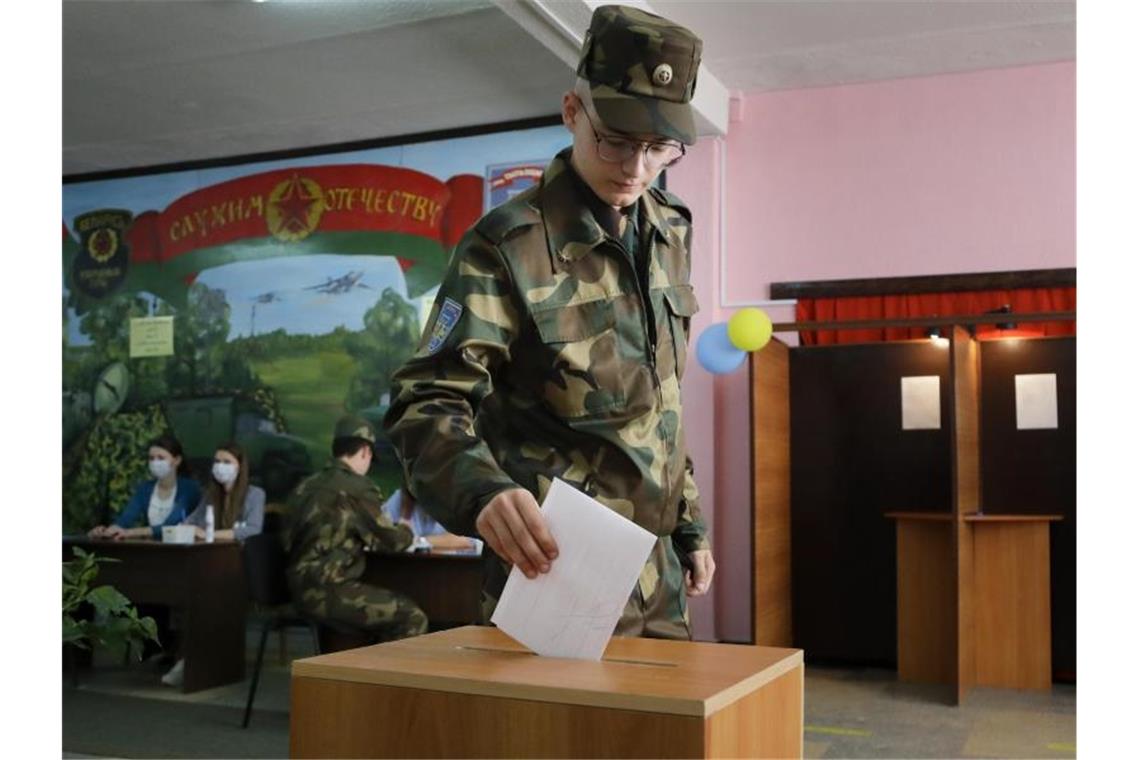 Ein belarussischer Soldat gibt in Minsk seinen Stimmzettel ab. Foto: Sergei Grits/AP/dpa