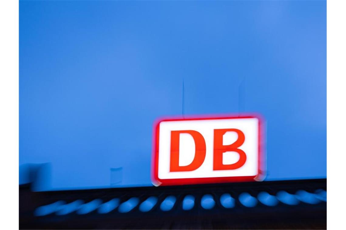 Ein beleuchtetes DB-Logo. Foto: Michael Matthey/dpa/Symbolbild