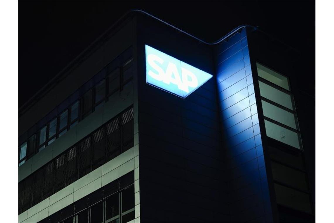 SAP will Schulden senken und Dividende erhöhen Ein beleuchtetes Logo des Softwarekonzerns SAP hängt an der Fassade eines Firmengebäudes. Foto: Uwe Anspach/dpa