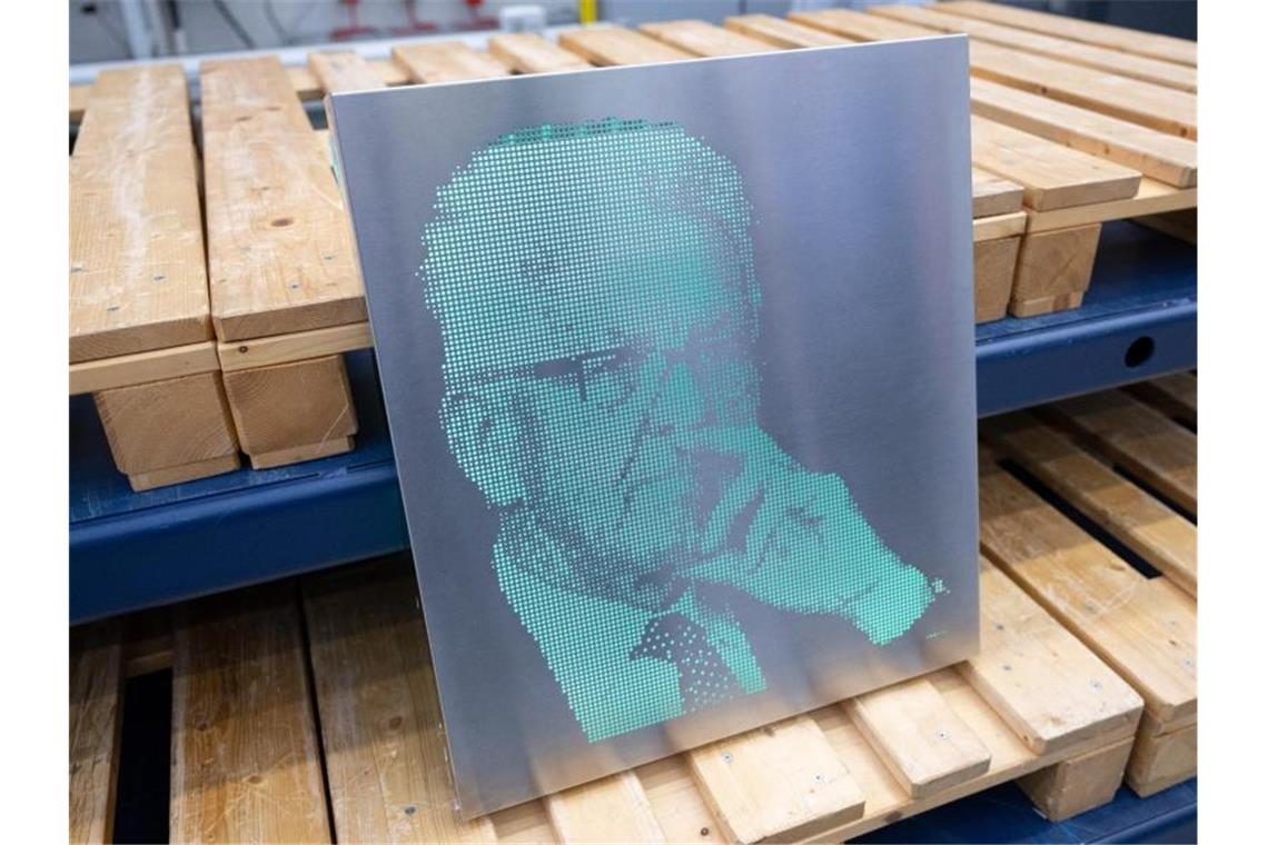 Als Gastgeschenk einen gestanzten Kretschmann Ein beleuchtetes Porträt von Winfried Kretschmann (Bündnis 90/Die Grünen). Foto: Bernd Weißbrod/dpa