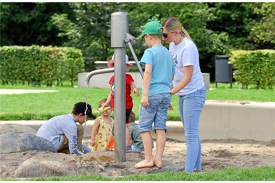 Diese Orte sorgen an heißen Tagen für Abkühlung Ein beliebter Treffpunkt für Familien ist der Wasserspielplatz, mitten im Herzen von Backnang.