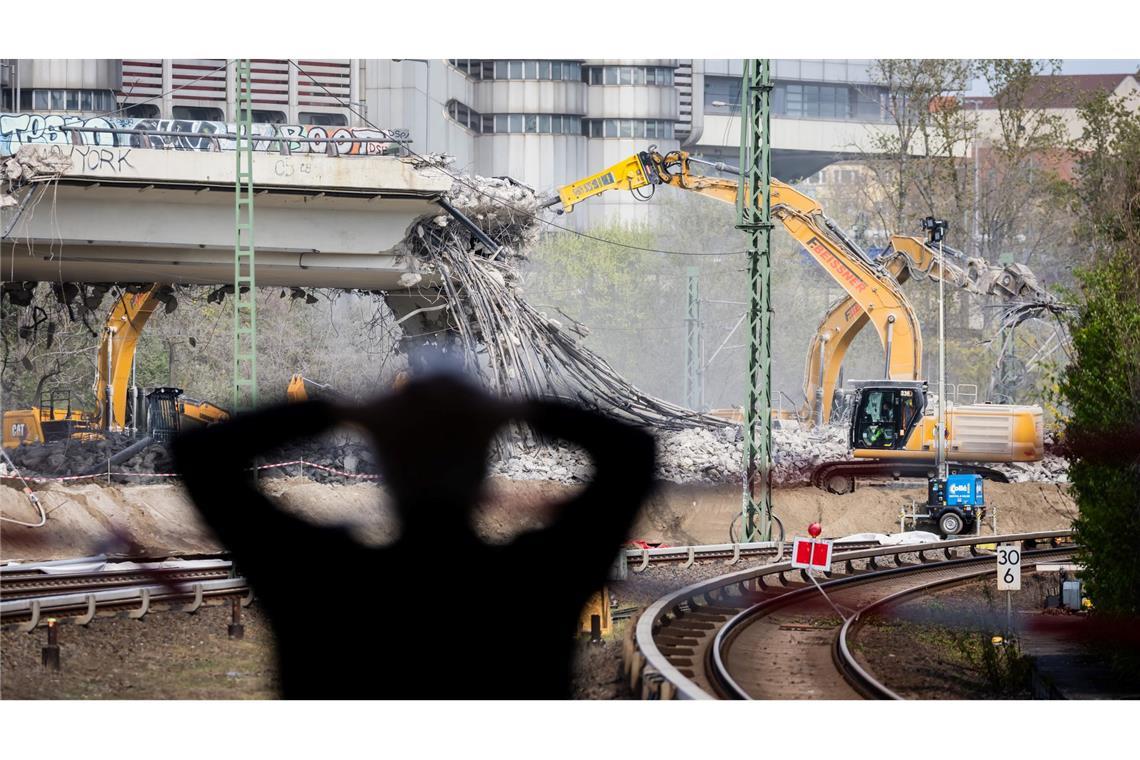 Bilder des Tages Ein Beobachter verfolgt in Berlin den Abriss der Ringbahn-Brücke.