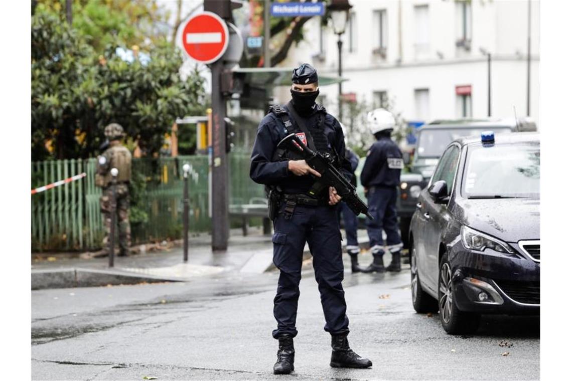 Ein Bereitschaftspolizist in der Nähe des Tatortes in Paris. Foto: Lewis Joly/AP/dpa