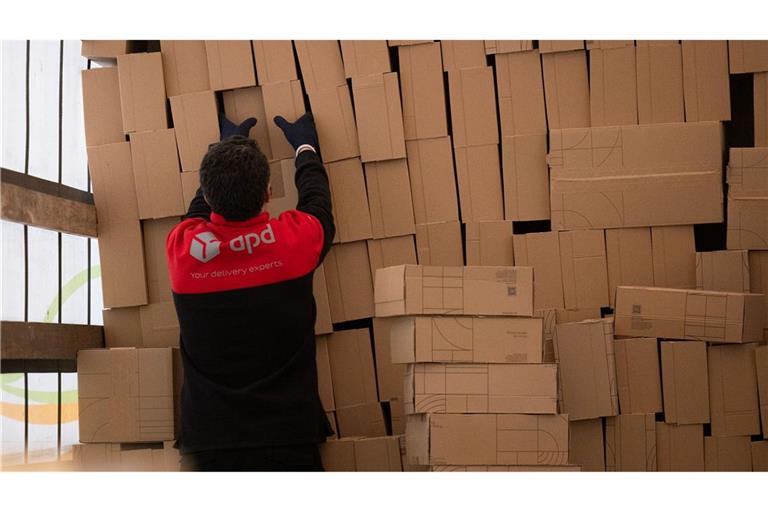 Ein Berg an Paketen, hier in einem Paketzentrum von DPD - an Logistikstandorten anderer Dienstleister sind es ähnlich große Massen.