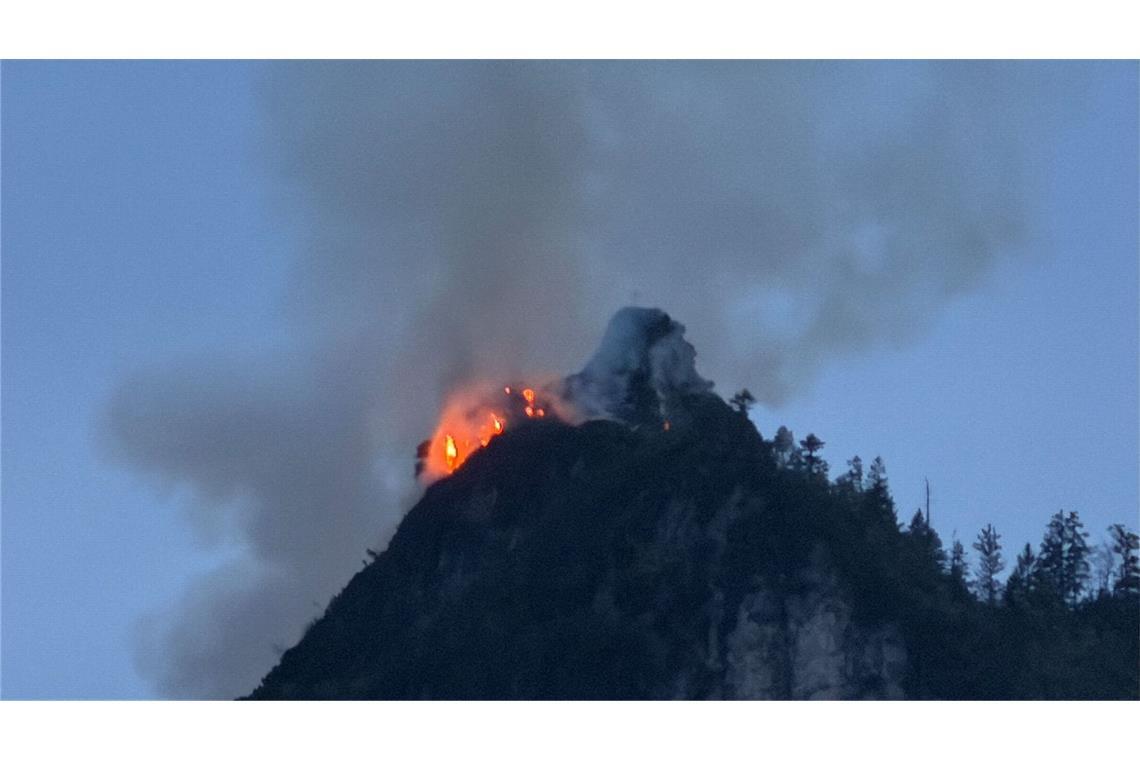 Ein Berg in Flammen. Auf dem Saurüsselkopf in den bayrischen Alpen musste die Feuerwehr einen Waldbrand unter schwierigsten Bedingungen löschen. Grund für das Feuer war auch das trockene Wetter.