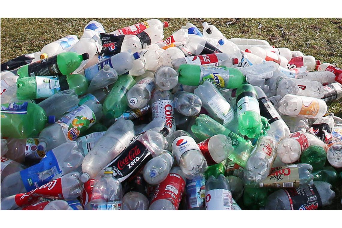 Europas Kampf gegen die Plastikflut Ein Berg von Plastikflaschen, gesammelt an einem Strand in Großbritannien. Die Abfallflut wird auf der ganzen Welt zu einem immer ernsteren Problem.