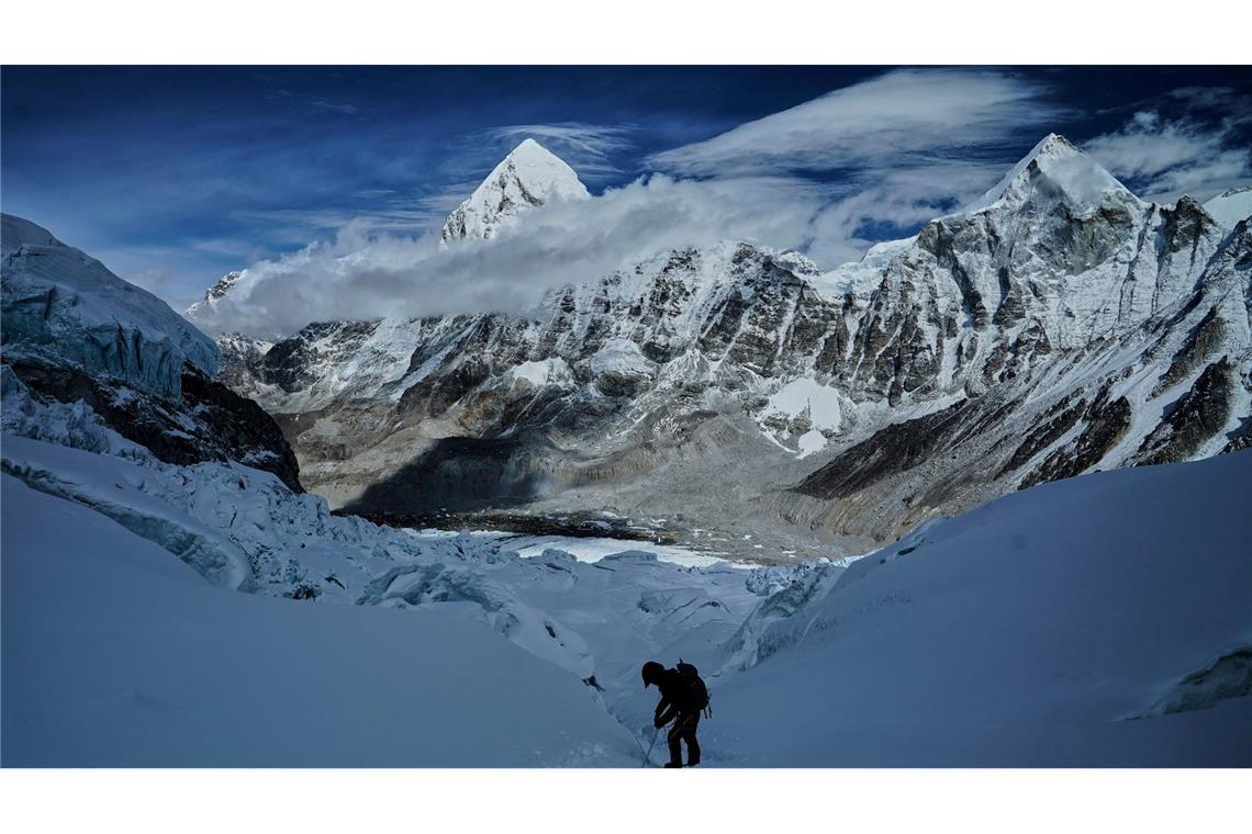 Ein Bergsteiger klettert zum Everest-Basislager ab. (Foto Archiv)