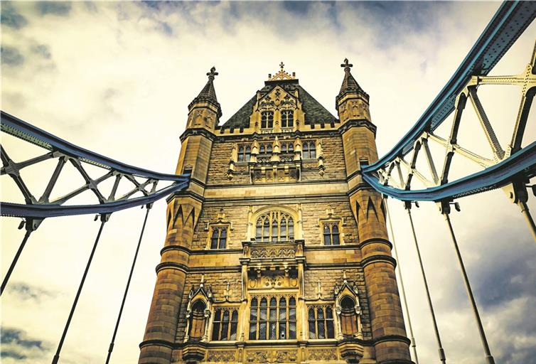 Ein berühmtes Gebäude in Szene gesetzt: Tower Bridge in London aus der Froschperspektive. Foto: A. Dölling