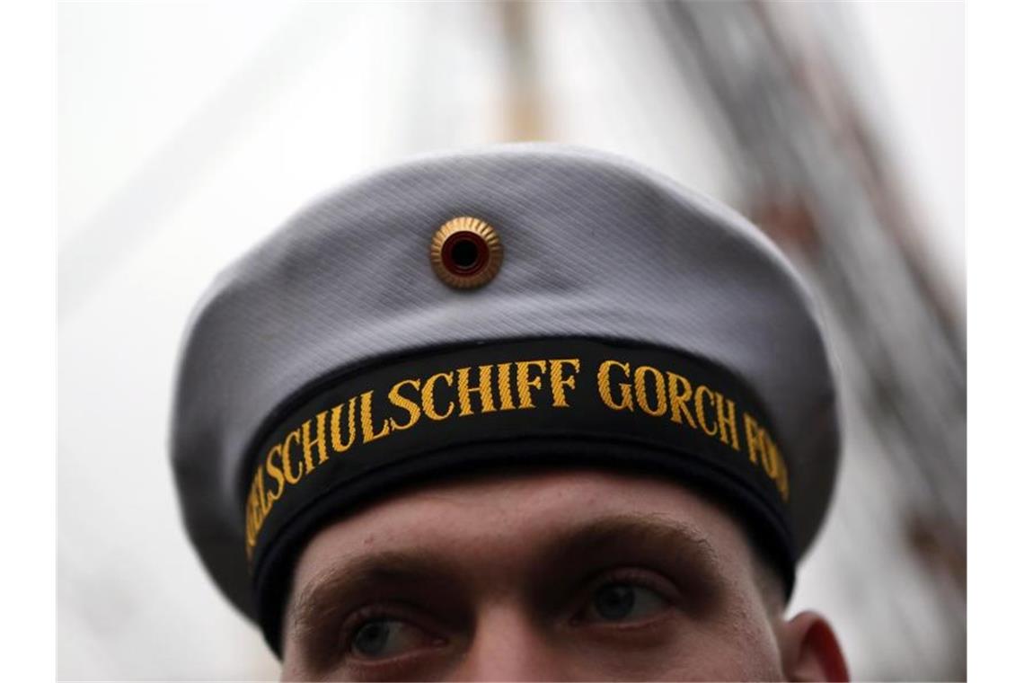 „Gorch Fock“ soll bis 2020 fertiggebaut werden Ein Besatzungsmitglied des Marineschulschiffes steht vor dem Auslaufen aus dem Marinehafen an Bord. Foto: Christian Charisius/Archiv
