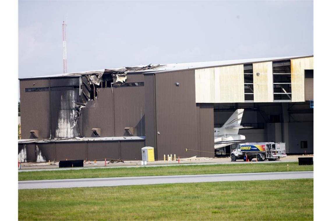 Zehn Tote bei Absturz von Kleinflugzeug in Texas Ein beschädigter Flugzeughangar, nach dem Absturz des Kleinflugzeugs. Foto: Shaban Athuman/The Dallas Morning News/AP