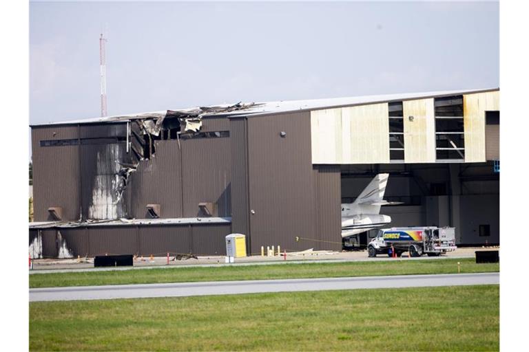 Ein beschädigter Flugzeughangar, nach dem Absturz des Kleinflugzeugs. Foto: Shaban Athuman/The Dallas Morning News/AP