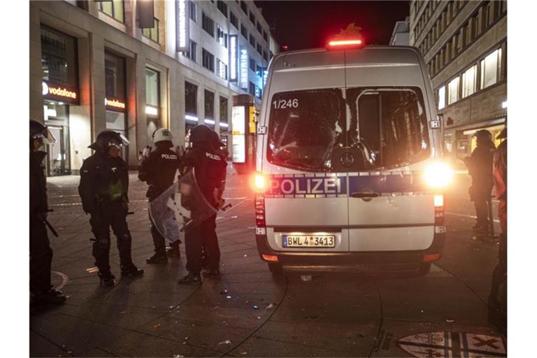 Ein beschädigter Mannschaftswagen der Polizei in der Innenstadt. Foto: Simon Adomat/dpa