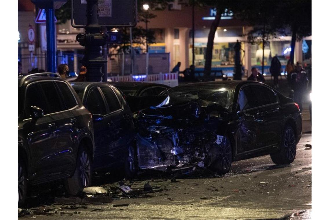 Ein beschädigter PKW steht an der Kreuzung Kurfürstendamm und Cicerostraße in Berlin. Bei dem Unfall traf dieser Wagen ein anderes Fahrzeug, das sich anschließend überschlug. Foto: Paul Zinken/dpa
