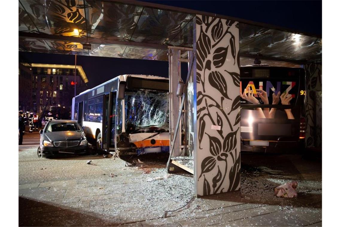 Bus rammt Wartehäuschen in Wiesbaden: 21 Menschen verletzt