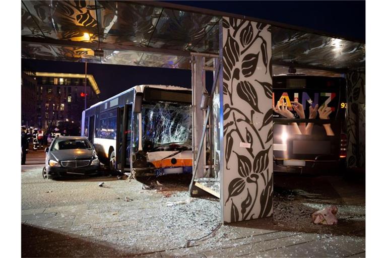 Ein beschädigter Pkw und ein beschädigter Bus stehen nach dem Unfall am Wiesbadener Hauptbahnhof. Foto: Michael Ehresmann/Wiesbaden112/dpa