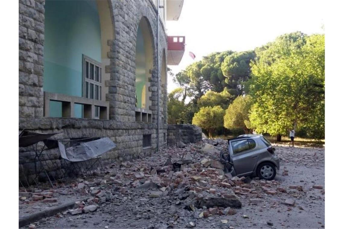 Ein beschädigtes Auto liegt nach einem Erdbeben unter den Trümmern eines Gebäudes in Tirana. Foto: AP