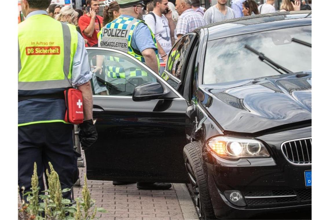 Ein beschädigtes Fahrzeug wird nach dem Polizeieinsatz untersucht. Foto: Frank Rumpenhorst