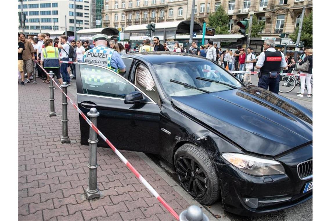 Ein beschädigtes Fahrzeug wird nahe des Frankfurter Hauptbahnhofs nach einem Polizeieinsatz untersucht. Foto: Frank Rumpenhorst