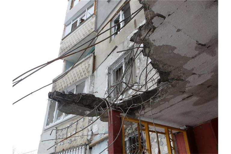 Ein beschädigtes Gebäude in der Stadt Charkow während der russischen Invasion in die Ukraine. Foto: -/Ukrinform/dpa