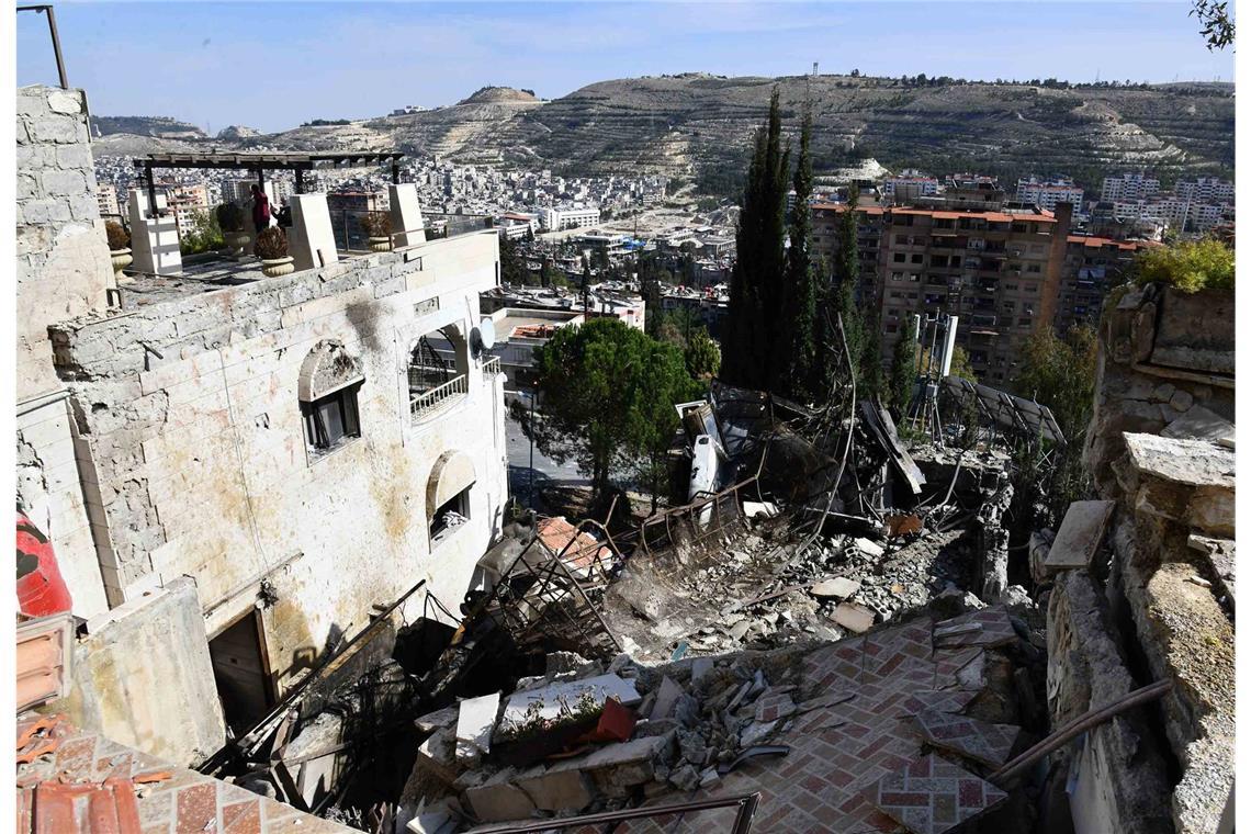 Ein beschädigtes Gebäude nach einem israelischen Luftangriff in Damaskus (Archivbild)