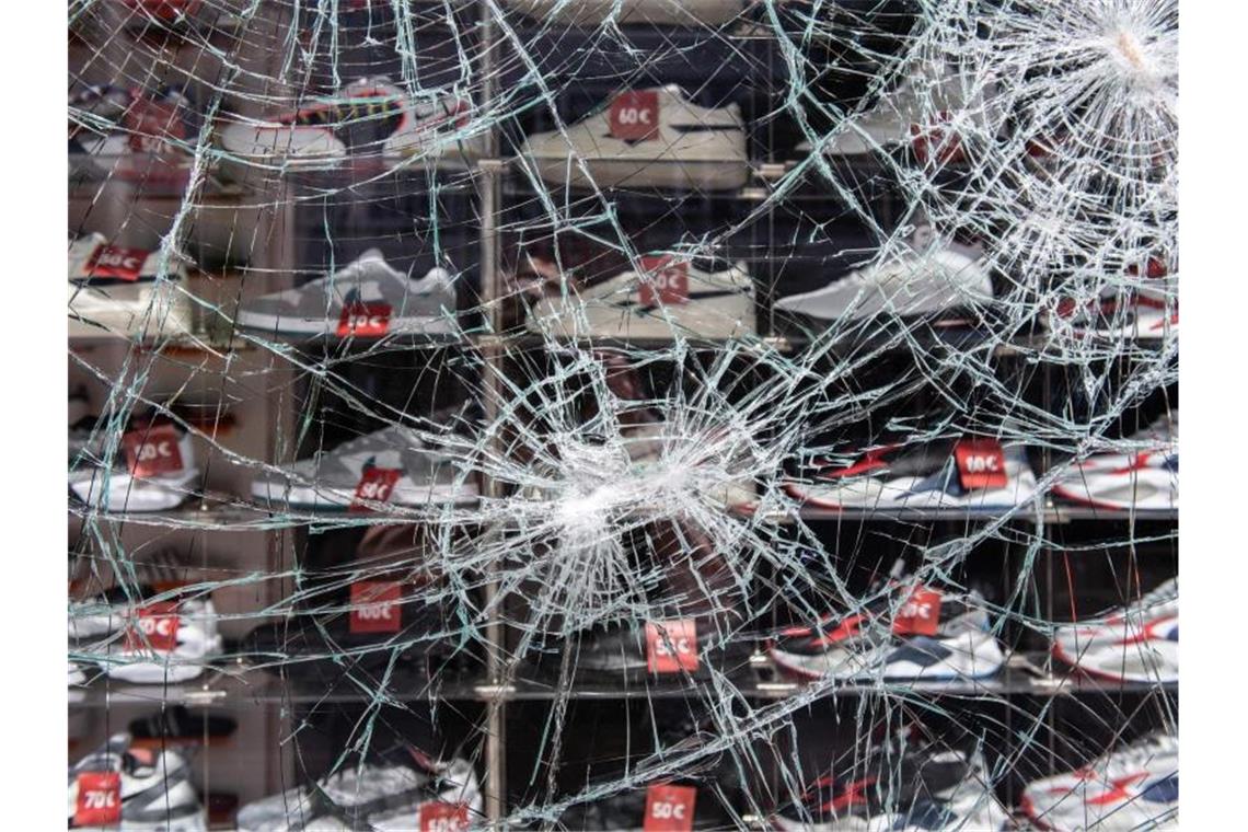 Ein beschädigtes Schaufenster nach den schweren Ausschreitungen in Stuttgart. Foto: Silas Stein/dpa/Archivbild