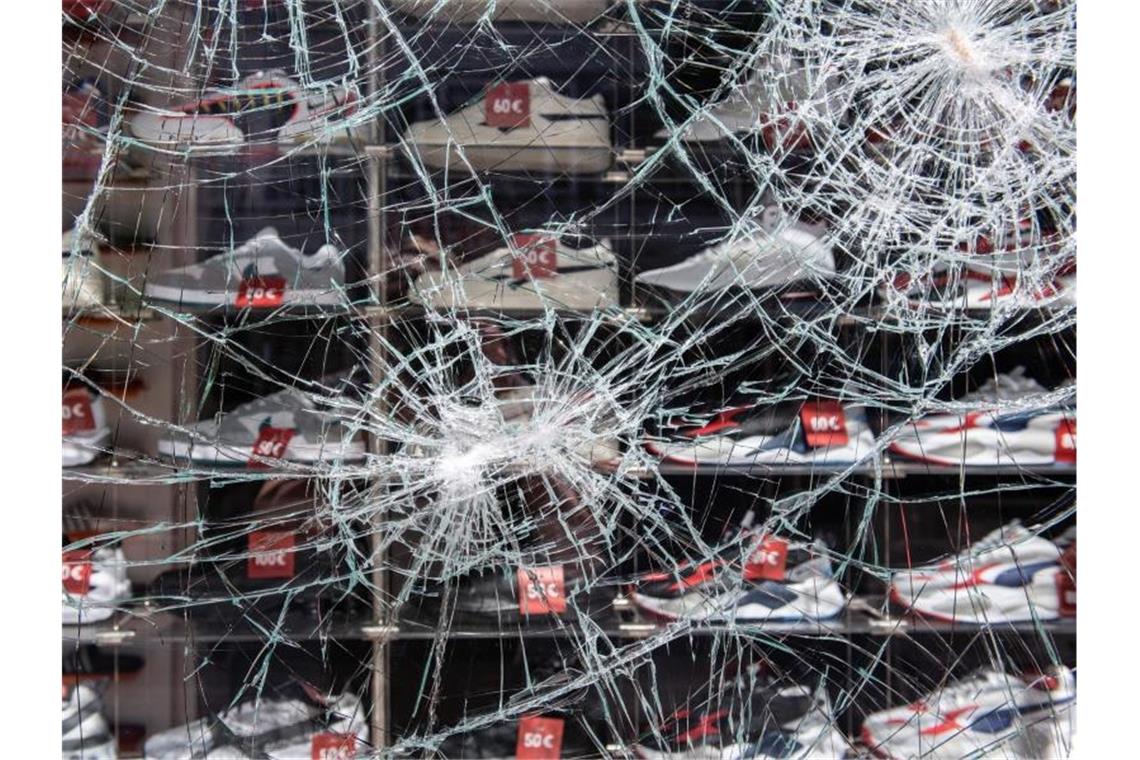 Ein beschädigtes Schaufenster nach den schweren Ausschreitungen in Stuttgart. Foto: Silas Stein/dpa/Archivbild