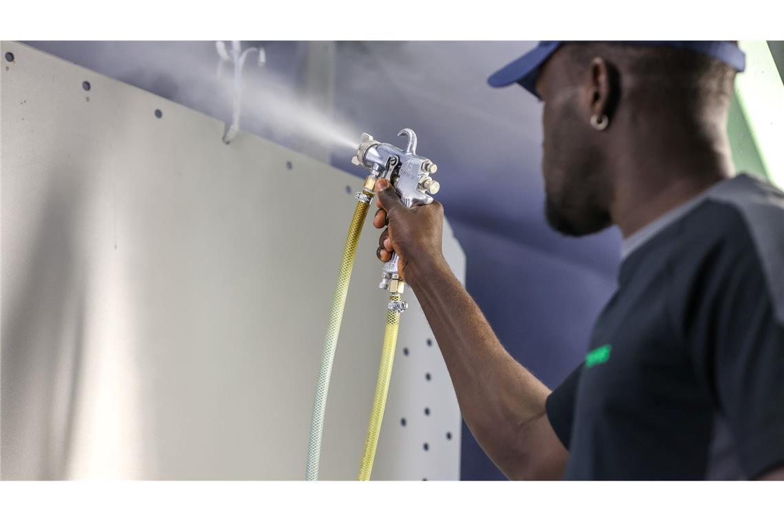 Ein Beschäftigrer aus Gambia in einer Firma in Deutschland. (Archivbild)