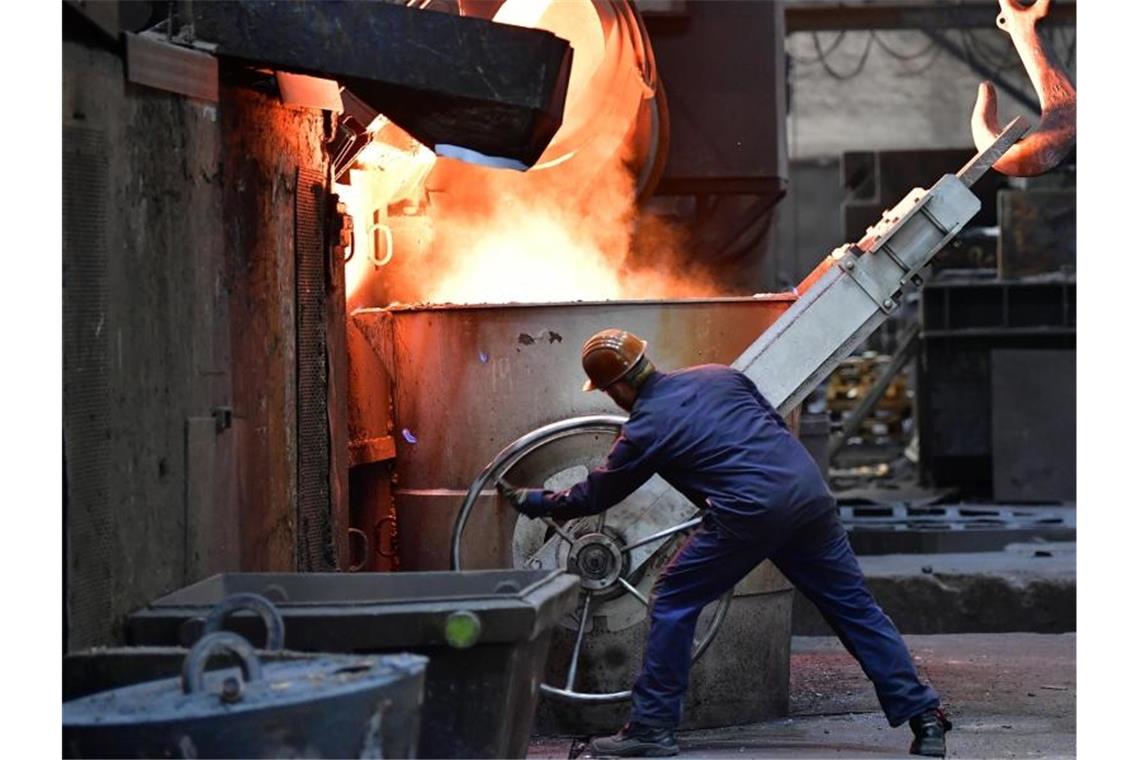 Ein Beschäftigter in einer Eisengießerei in Thüringen. Foto: Martin Schutt/zb/dpa