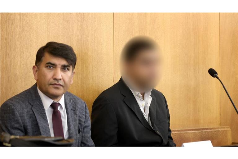 Ein Beschuldigter (r) sitzt im Gerichtssaal des Landgerichtes neben einem Dolmetscher. Der Afghane soll am 22. Januar einen 2-jährigen Jungen und einen 41-Jährigen mit einem Messer getötet haben.