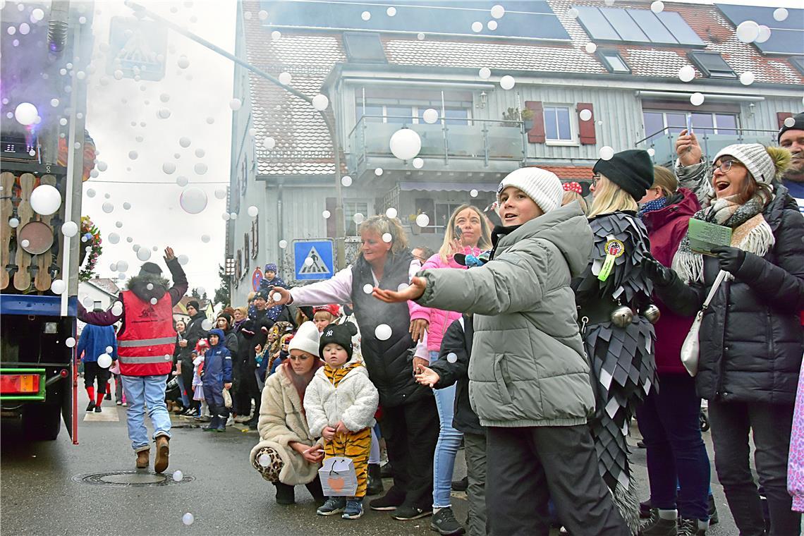 Ein besonderer Hingucker waren die farbigen Seifenblasen, die eine Seifenblasenm...