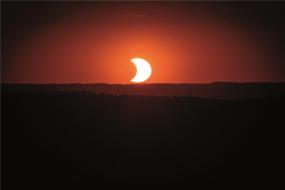 Ein besonderer Sonnenuntergang bei der Burg Lichtenberg: Der Mond bedeckt noch einen guten Teil der Sonne. Foto: Alexander Wolf