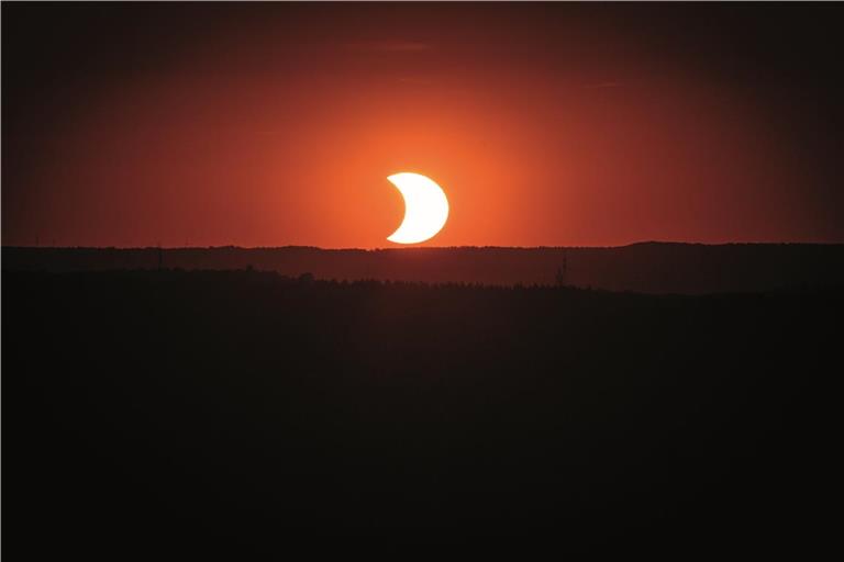 Ein besonderer Sonnenuntergang bei der Burg Lichtenberg: Der Mond bedeckt noch einen guten Teil der Sonne. Foto: Alexander Wolf