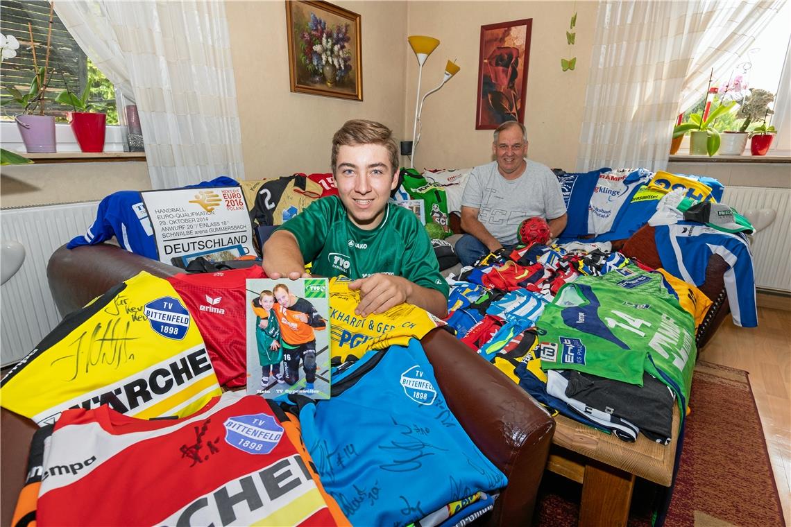 Trikotsammler mit sportlichem Ehrgeiz Ein besonderes Foto dokumentiert den Beginn der Sammelleidenschaft, die Kevin Layer (vorne) mit seinem Vater Rolf teilt. Fotos: Alexander Becher