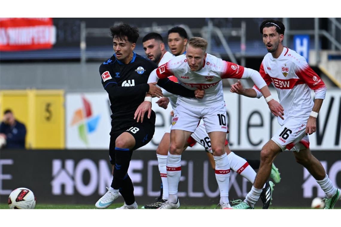 Ein besonderes Spiel ist die Partie auch für Laurin Ulrich (l, SC Paderborn 07), hier im Zweikampf mit Chris Führich. Der Mittelfeldspieler aus der Jugend des VfB wurde vor der Saison an den Aufsteiger aus Paderborn ausgeliehen.