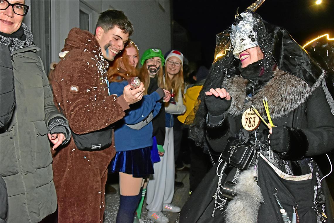 Ein Besucher bekommt eine Konfettikugel geschenkt. Nachtumzug der Schbiallomba-S...