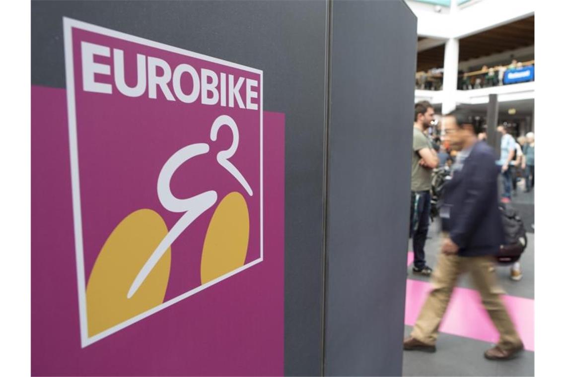 Ein Besucher der Eurobike geht durch eine Messehalle in Friedrichshafen (Baden-Württemberg). Foto: picture alliance / Silas Stein/dpa/Archivbild