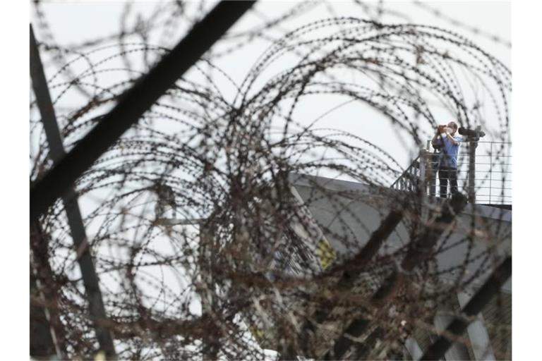 Ein Besucher fotografiert im Imjingak-Pavillon nahe der Grenze zu Nordkorea in Richtung der nordkoreanischen Seite. Foto: Ahn Young-Joon/AP/dpa