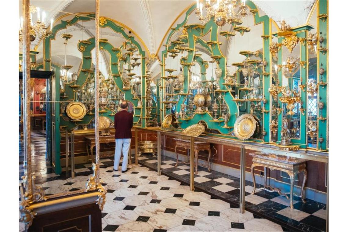 Die Jagd nach den Juwelen aus dem Grünen Gewölbe Ein Besucher schaut sich im Juwelenzimmer des Historischen Grünen Gewölbes im Residenzschloss um. Foto: Oliver Killig/dpa-Zentralbild/dpa