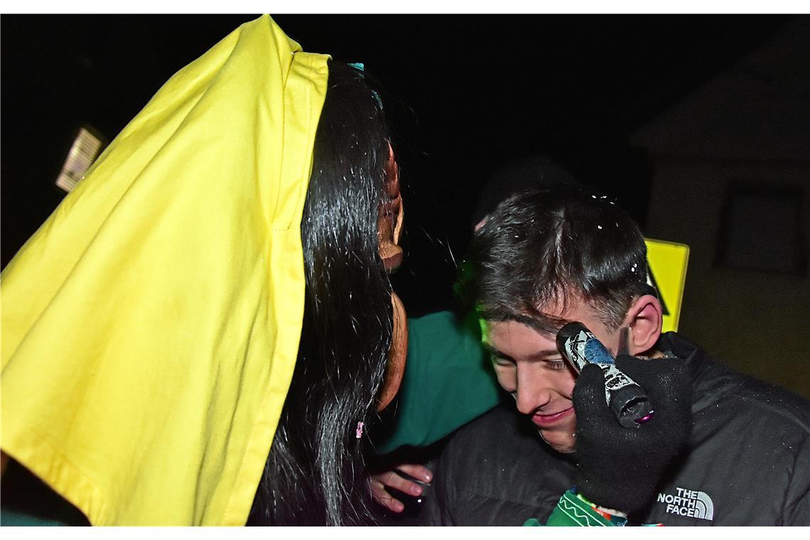 Ein Besucher wird von der Waldhorn Hexe schwarz markiert. Nachtumzug der Schbial...