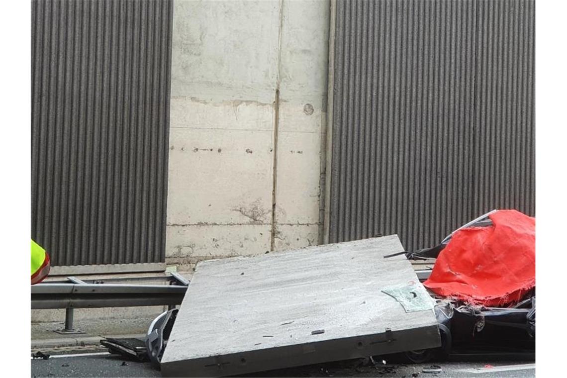 Umgestürzte Lärmschutzwand - Staatsanwaltschaft ermittelt Ein Betonteil einer Lärmschutzwand ist auf der Autobahn 3 auf einen Pkw gefallen. Foto: Daniel Evers/WupperVideo/dpa