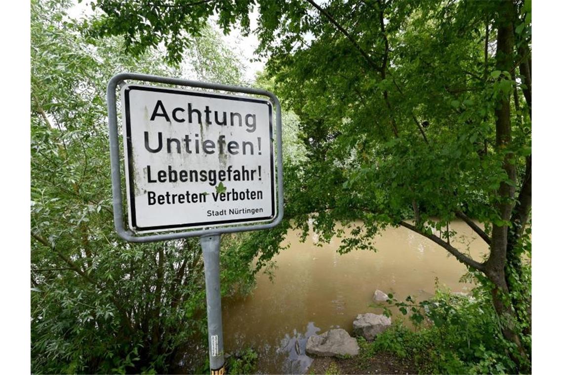 Ein „Betreten verboten“-Schild steht am Neckarufer bei Nürtingen. Foto: Bernd Weißbrod/dpa/Archivbild