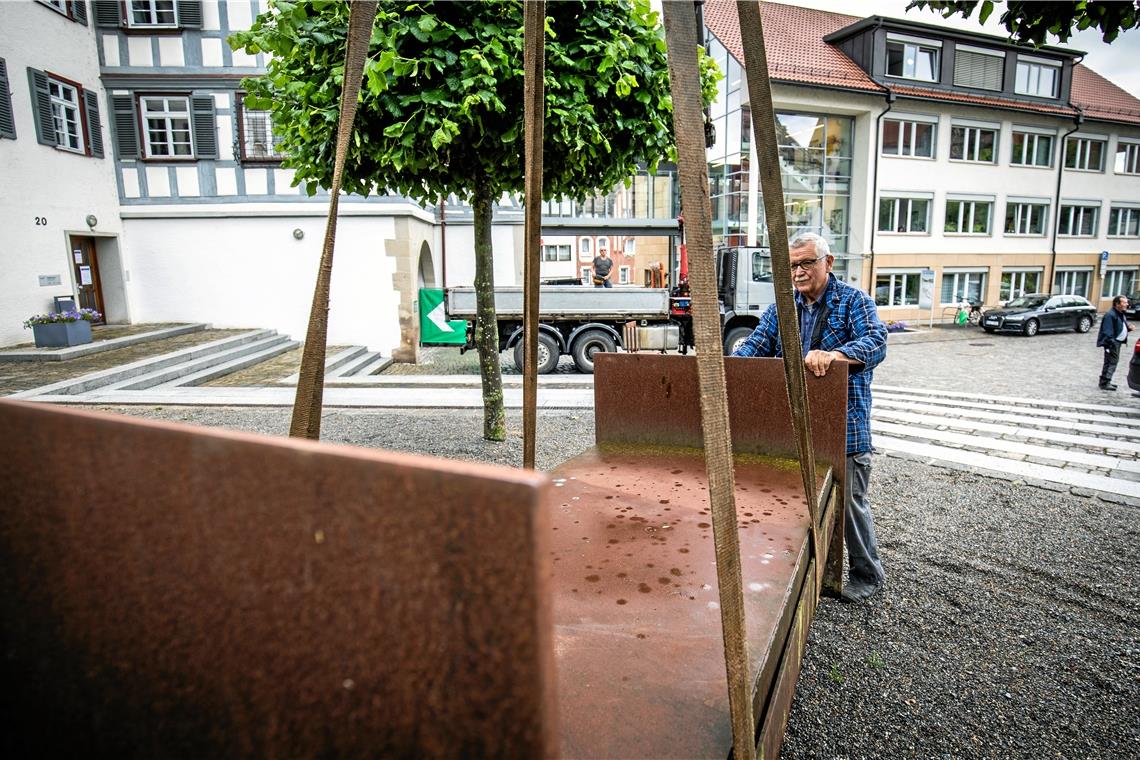 Ein Bett aus Stahl und ein Stahlstuhl zieren einen Kultursommer lang den Backnanger Stiftshof. Fotos: A. Becher