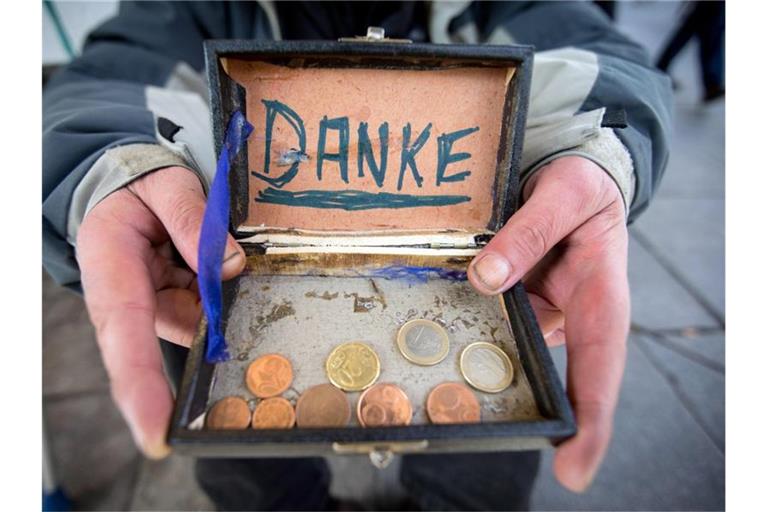 Ein Bettler bedankt sich in der Fußgängerzone für Geldspenden. Die Bundesbürger haben im ersten Pandemie-Jahr deutlich mehr Geld gespendet als früher. Foto: Friso Gentsch/dpa