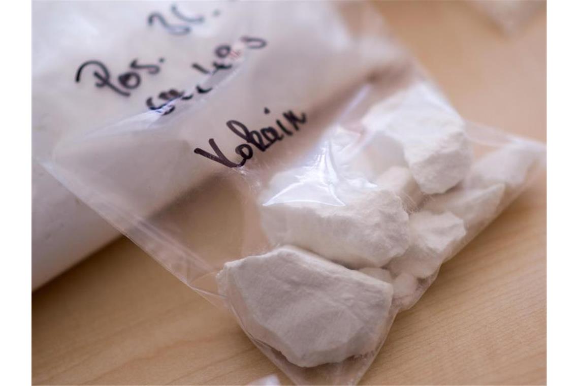 Ein Beutel mit Kokain liegt bei einem Pressetermin der Polizei auf einem Tisch. Foto: Marius Becker/dpa