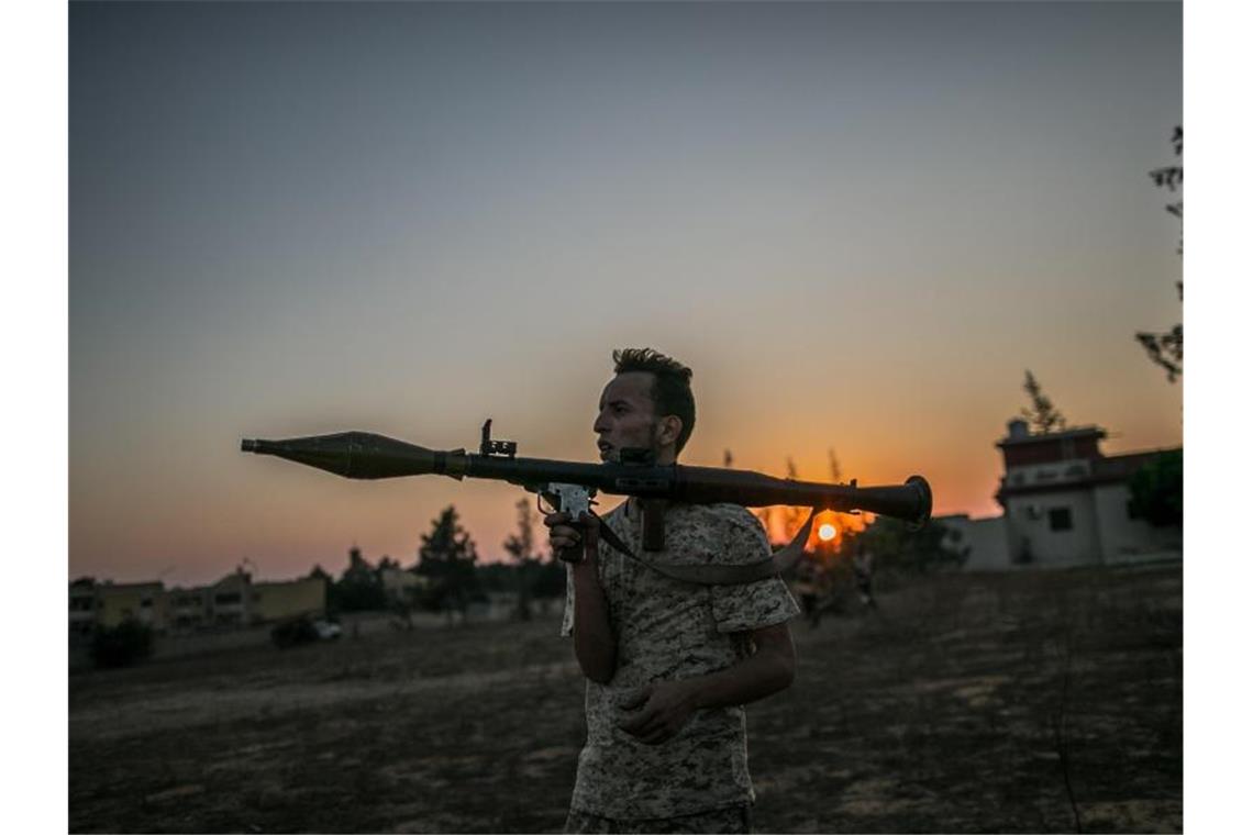 Libyen-Gipfel einigt sich auf Waffenembargo Ein bewaffneter Kämpfer der international anerkannten Regierung in Tripolis. Foto: Amru Salahuddien/XinHua/dpa/Archiv