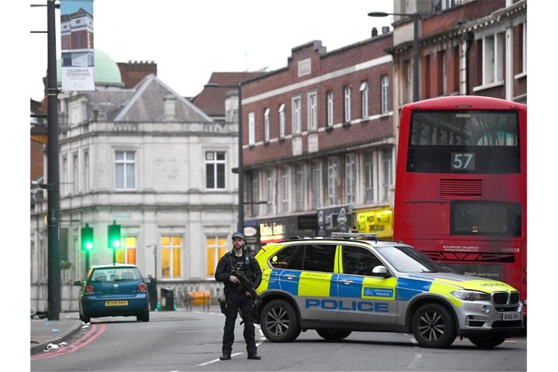 Drei Verletzte bei Terrorattacke in London Ein bewaffneter Polizist sperrt im Süden Londons eine Straße ab. Dort hatte ein Mann Passanten mit einem Messer angegriffen und verletzt. Foto: Victoria Jones/PA Wire/dpa