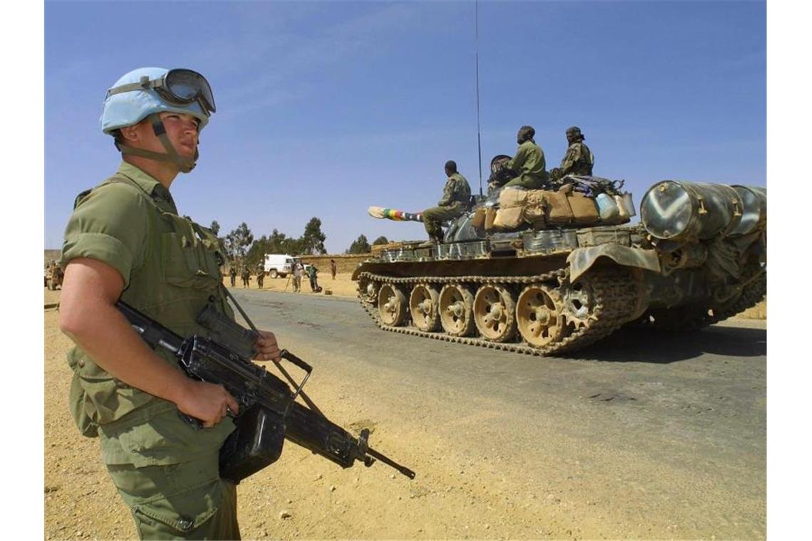 Abiy Ahmed erhält Friedensnobelpreis Ein bewaffneter Soldat der Vereinten Nationen überwacht den Abzug äthiopischer Panzer aus Eritrea im Februar 2001. Foto: epa afp Pedro Ugarte/epa afp/dpa