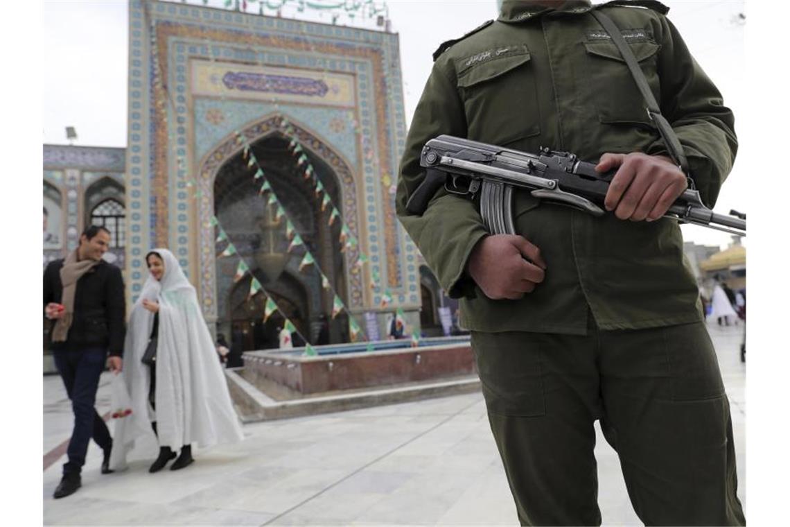 Konservative und Hardliner führen bei Parlamentswahl im Iran Ein bewaffneter Soldat steht vor einem Wahllokal in Teeheran. Foto: Ebrahim Noroozi/AP/dpa