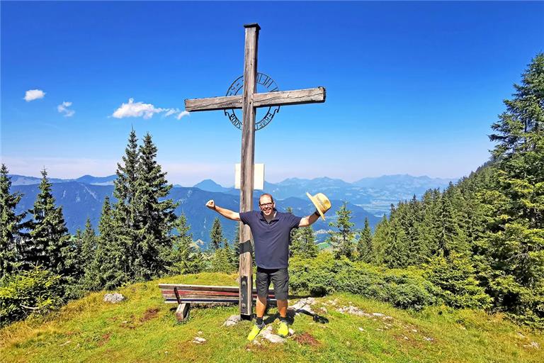 Ein bewegender Moment für Tobias Sellmaier: Nach mehr als 20 Jahren konnte er im Urlaub wieder einen Berg besteigen. Fotos: privat