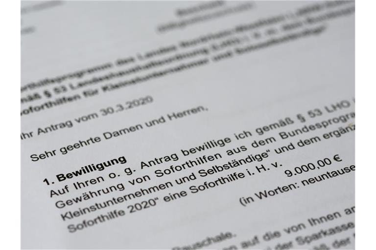 Ein Bewilligungsbescheid der Corona-Soforthilfe. Foto: Roland Weihrauch/dpa